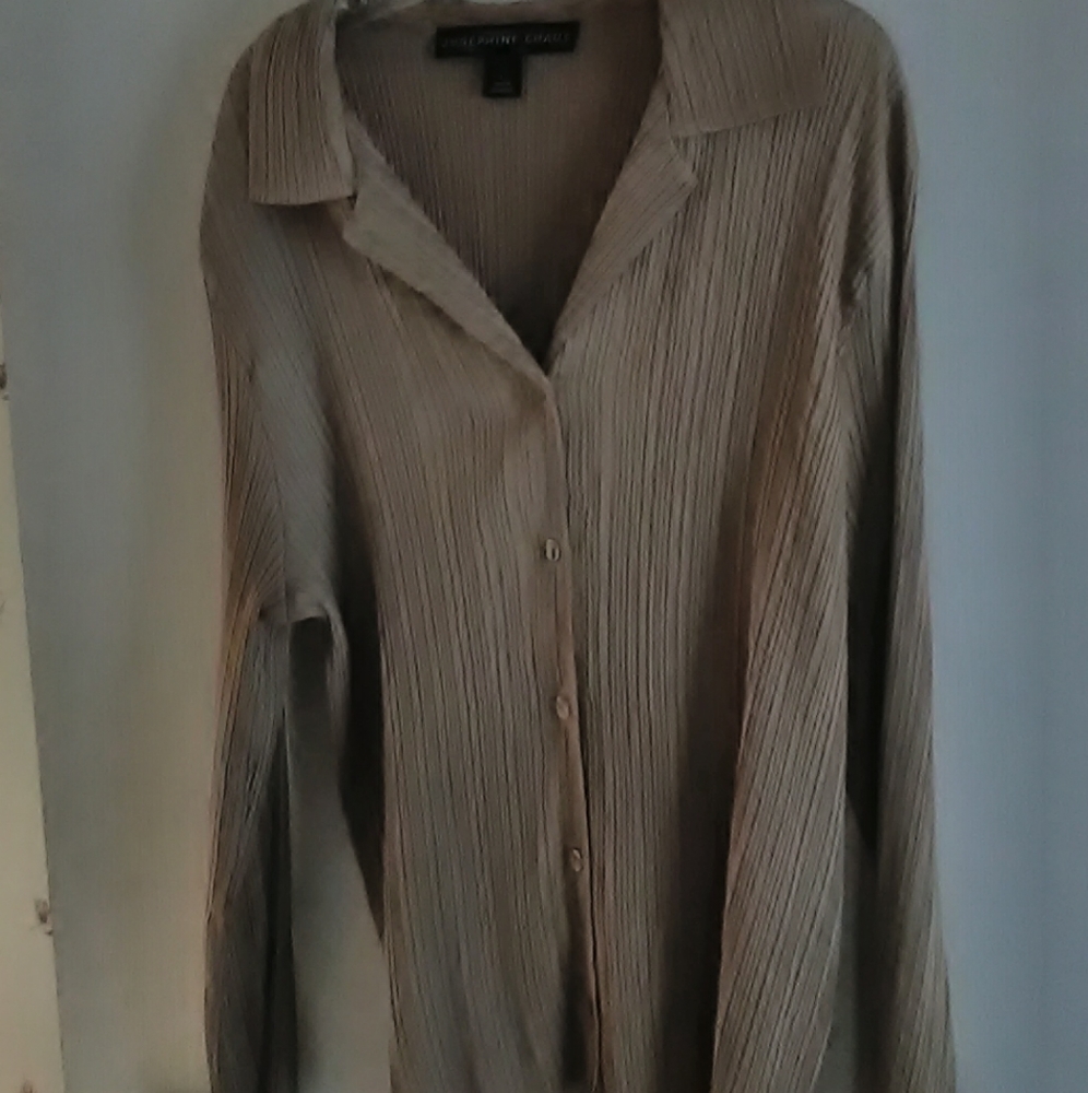 Gold ripple effect long sleeve shirt.